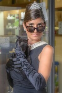 Caterina Ferri posa con un gatto nero