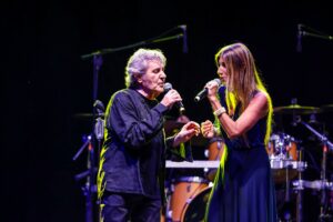 Caterina ferri sul palco che canta con Fausto Leali